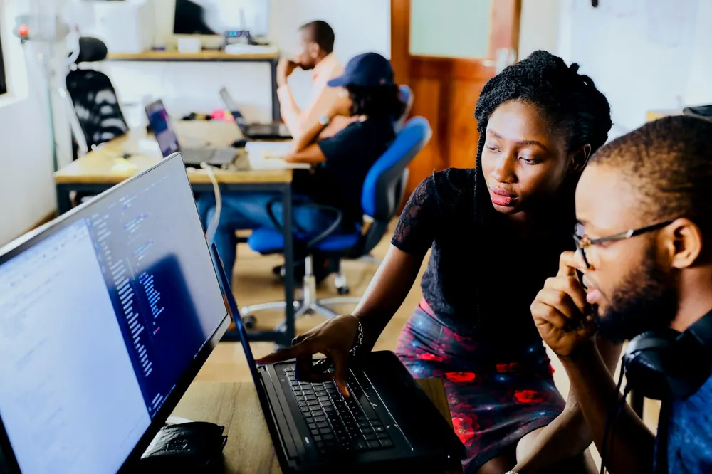 Persone al computer durante un corso di informatica
