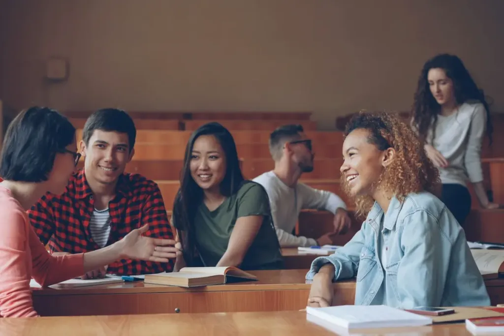 Studenti adulti in aula durante una lezione