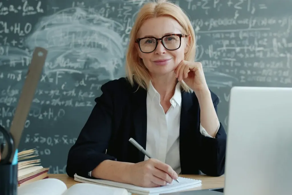 Una docente sorridente alla scrivania