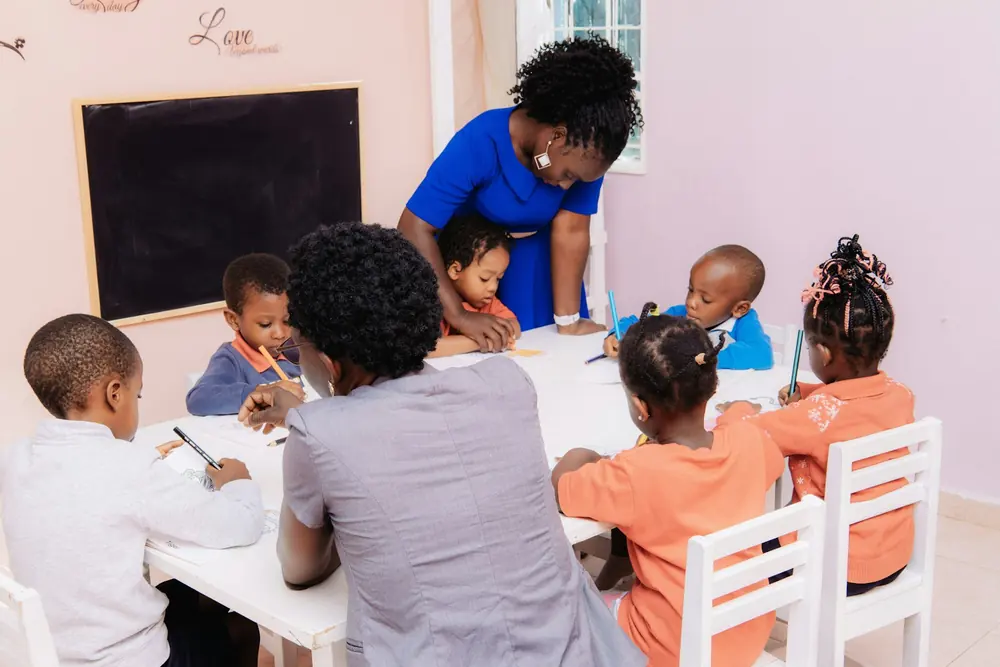 Un'educatrice con un gruppo di bambini durante un'attività in classe