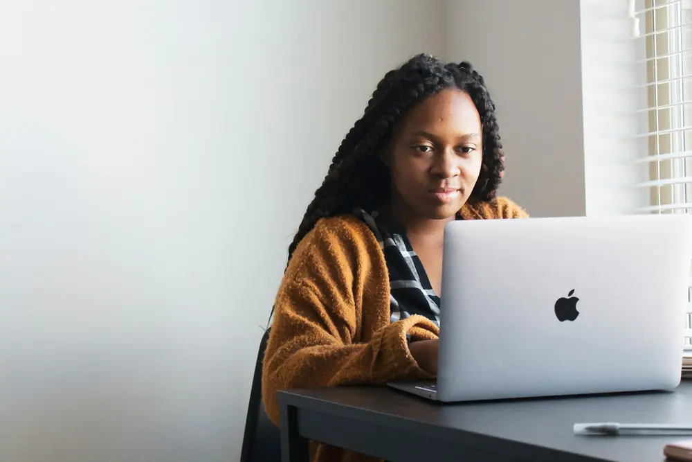 Una studentessa segue una lezione online dal portatile